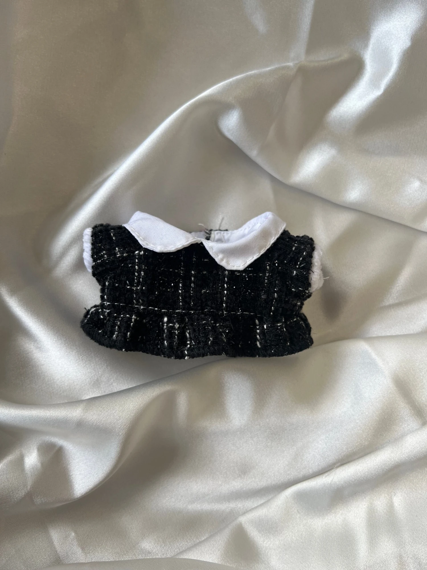 Labubu Tweed Elegance Set - Black Pearl Bow & Gold Brooch Detail (17cm) 5 Labubu Tweed Elegance Set - Black Pearl Bow & Gold Brooch Detail (17cm) - Image 5