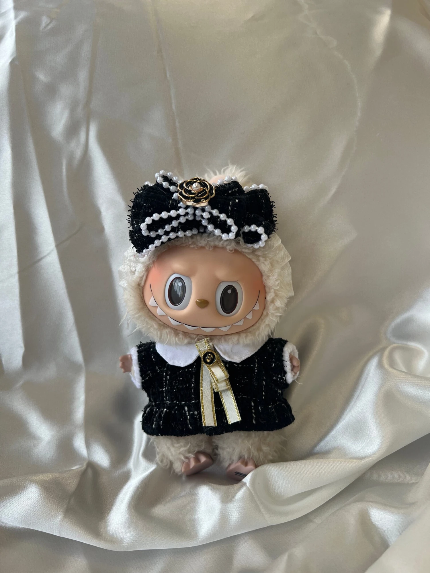 Labubu Tweed Elegance Set - Black Pearl Bow & Gold Brooch Detail (17cm) 1 Labubu Tweed Elegance Set - Black Pearl Bow & Gold Brooch Detail (17cm)