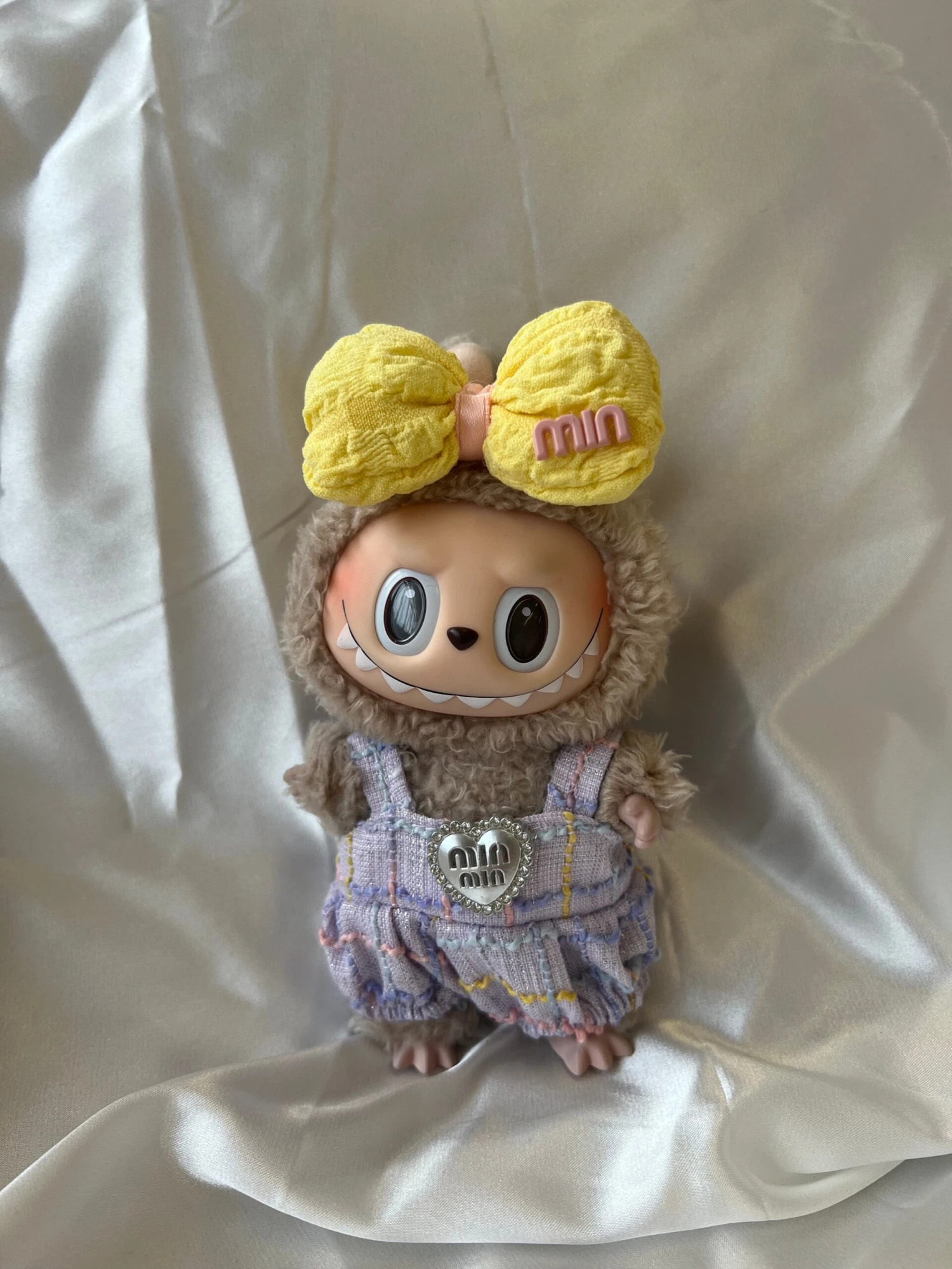 Labubu Lavender Tweed Set - Purple Overalls & Yellow Bow Accessory (17cm) 1 Labubu Lavender Tweed Set - Purple Overalls & Yellow Bow Accessory (17cm)