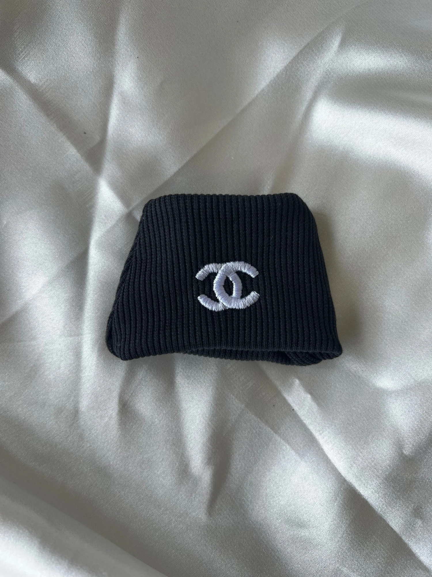 Labubu Streetwear Fashion Set - Black Designer Beanie & Denim Outfit (17cm) 3 Labubu Streetwear Fashion Set - Black Designer Beanie & Denim Outfit (17cm) - Image 3