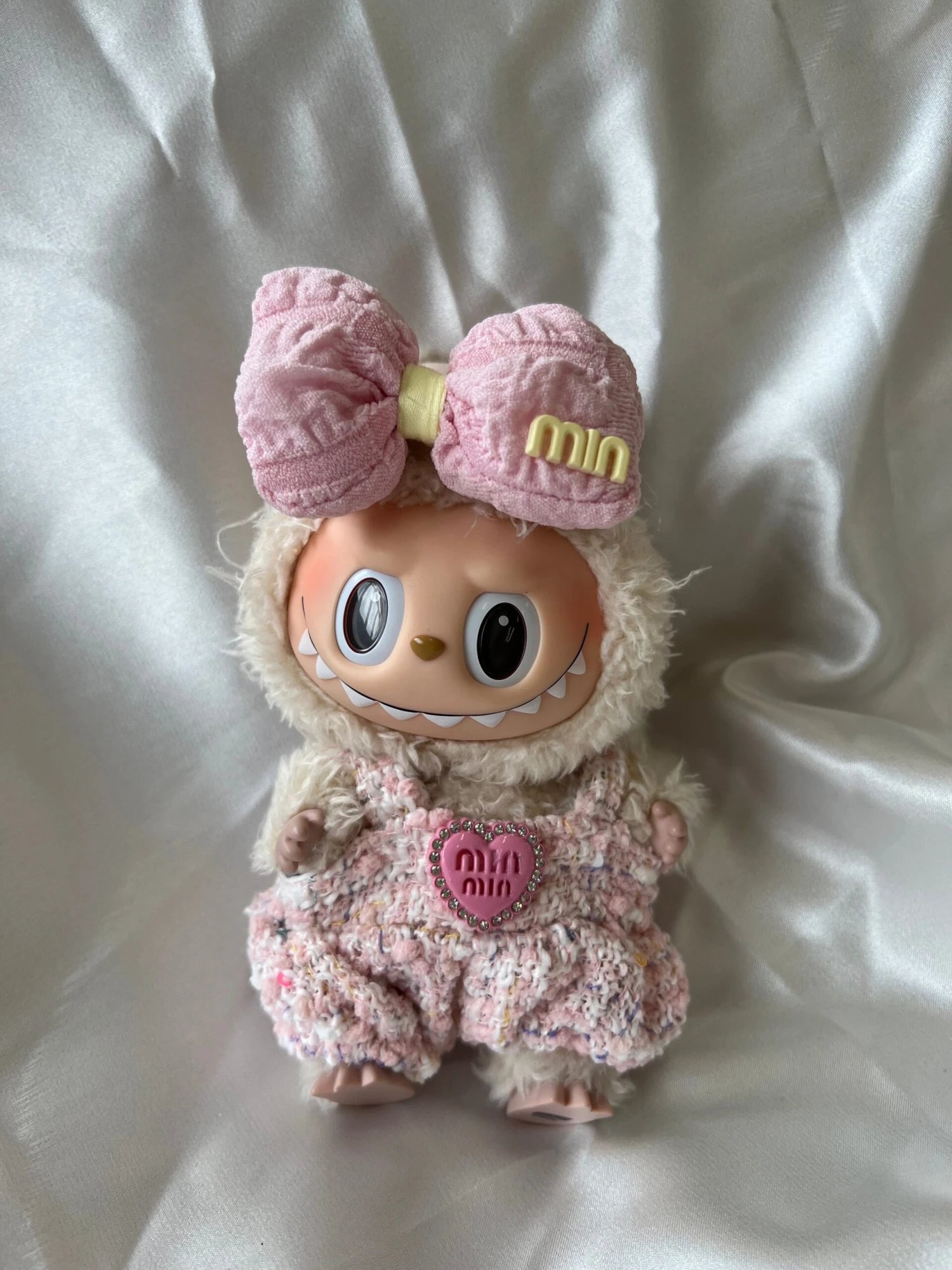 Labubu Sweet Tweed Set - Pink Overalls & Matching Bow Accessory (17cm) 1 Labubu Sweet Tweed Set - Pink Overalls & Matching Bow Accessory (17cm)