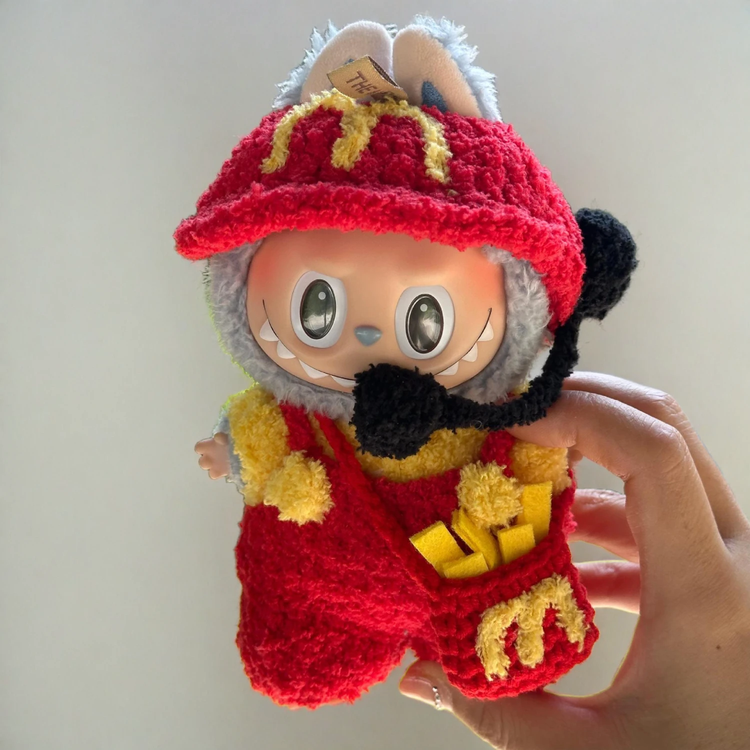 Labubu Festive Outfit Set - Red Hat & Colorful Costume (17cm) 1 Labubu Festive Outfit Set - Red Hat & Colorful Costume (17cm)